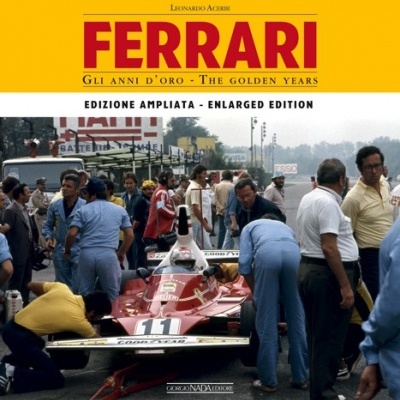 Livro sobre Ferrari com fotografia de carro de corrida vermelho e múltiplas pessoas ao redor