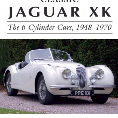 Livro sobre carros clássicos Jaguar XK, capa com foto de carro branco clássico