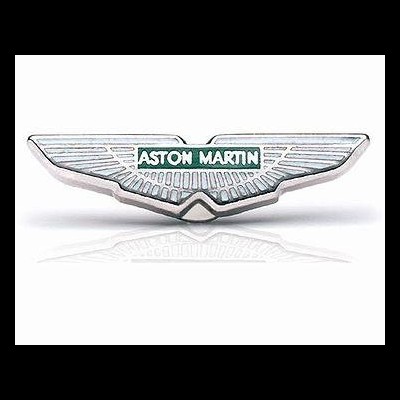 Emblema metálico prateado com texto Aston Martin