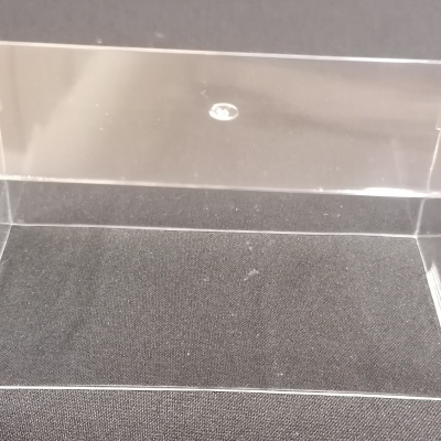 Caixa acrílica transparente retangular sobre fundo cinza