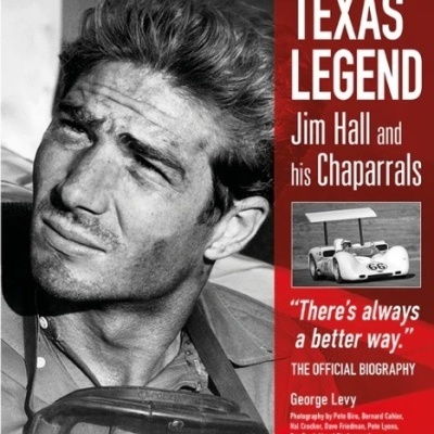 Homem em preto e branco com texto de livro vermelho ao lado