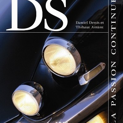 Capa de livro com faróis de carro clássico e texto DS em branco