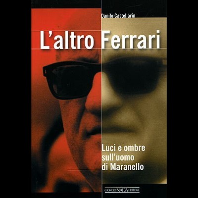 Capa de livro 'L'altro Ferrari' mostrando rosto com óculos escuros dividido em vermelho e bege