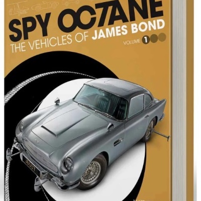 Capa do livro Spy Octane com imagem de carro clássico prateado e texto sobre veículos de James Bond