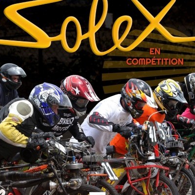 Motociclistas em motos de corrida alinhados com textos 'Solex' e 'EN COMPÉTITION' na capa da revista
