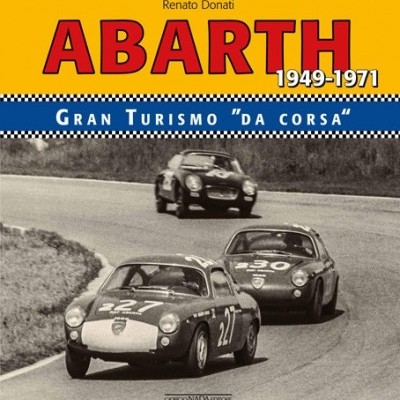 Capa de livro amarelo e azul com fotografia a preto e branco de carros de corrida clássicos