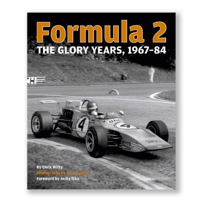 Capa de livro sobre Fórmula 2 com foto a preto e branco de carro de corrida nº 4