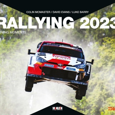 Carro de rally em voo na capa do livro RALLYING 2023