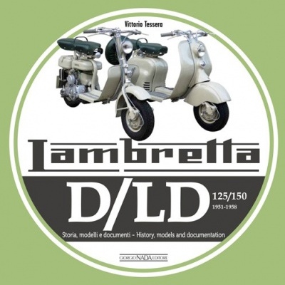 Livro com capa verde e desenho de duas scooters Lambretta creme.