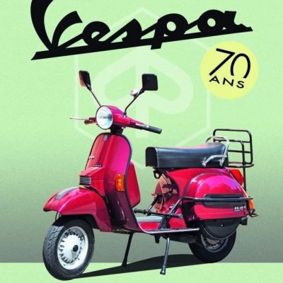 Mota Vespa vermelha com banco preto e fundo verde com texto Vespa