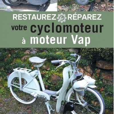 Livro sobre restauração e reparação de ciclomotor com motor Vap, mostrando fotos do motor e ciclomotor branco antigo