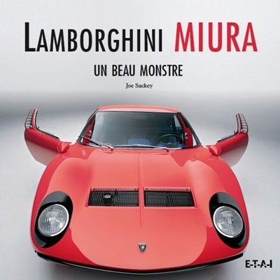 Frente de Lamborghini Miura vermelho com portas em asa de gaivota abertas e texto descritivo no fundo