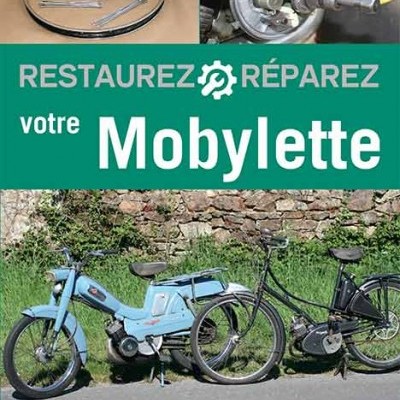Peças metálicas para bicicleta, texto em fundo verde 'RESTAUREZ RÉPAREZ votre Mobylette', duas bicicletas clássicas encostadas a muro de pedra