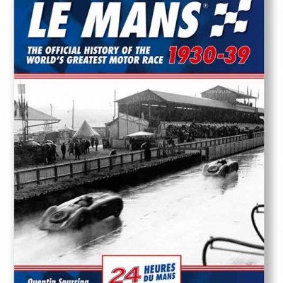 Capa de livro sobre corrida Le Mans com fotografia vintage.