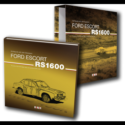 Dois livros sobre Ford Escort RS1600 com capas amarelas e castanhas, mostrando um carro de corrida desenhado e textos explicativos.