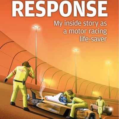 Capa de livro com equipa de segurança em pista de corrida com carro branco danificado