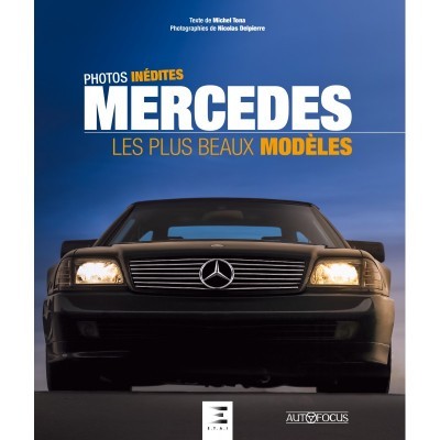 Capa de livro com um carro Mercedes preto visto de frente com faróis acesos e texto em branco e amarelo sobre céu azul.