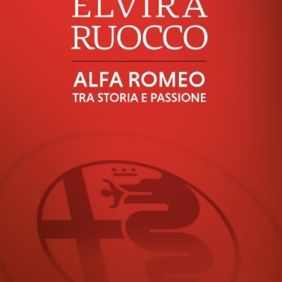 Capa de livro vermelha com texto branco e logótipo Alfa Romeo desfocado ao fundo