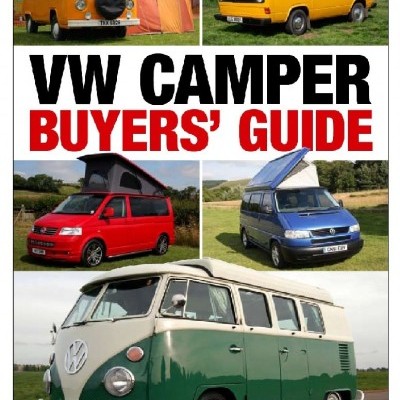 Livro com imagens de autocaravanas VW Camper coloridas e título de guia de compradores.