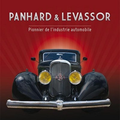 Capa de livro vermelho com carro clássico preto e texto em branco