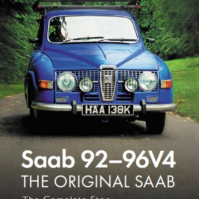 Livro com carro Saab azul antigo e texto do título e autor