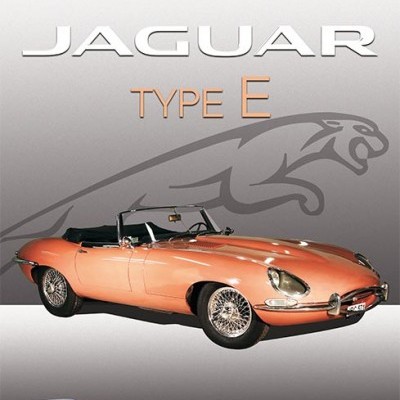 Carro clássico conversível laranja Jaguar Type E com texto e logos num fundo cinza.