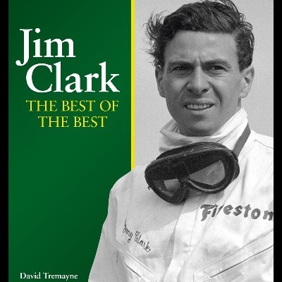 Capa de livro com fotografia preto e branco de Jim Clark em fato branco de corrida e óculos no pescoço