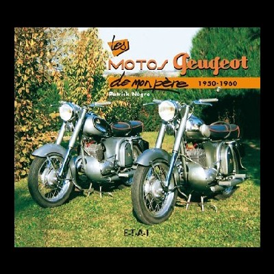 Duas motocicletas Peugeot antigas prateadas em relvado com árvores ao fundo, texto do livro sobre motos Peugeot 1950-1960.