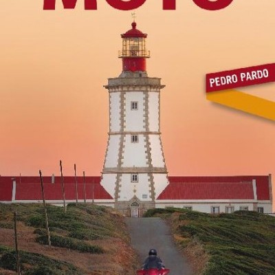 Capa de livro com farol, motard em estrada rural e texto sobre rotas em moto em Portugal
