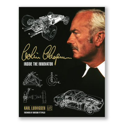 Capa de livro com desenhos técnicos de carro e motor, assinatura de Colin Chapman, e foto de homem idoso de perfil