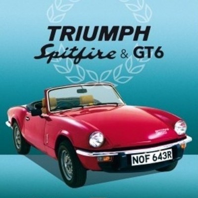 Carro Triumph Spitfire & GT6 vermelho com capota aberta e matrícula NOF 643R sobre fundo azul
