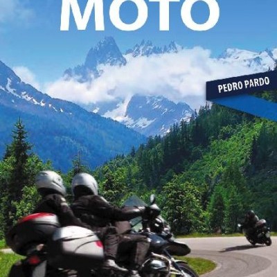 Capa de livro de viagem motorizada nas montanhas dos Alpes e Pirenéus com motociclistas a curvar numa estrada