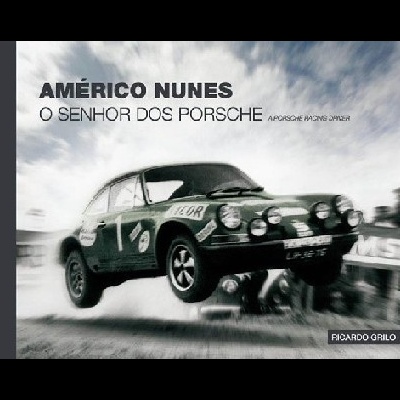 Capa de livro a preto e branco com carro Porsche verde em corrida e texto do título e autor