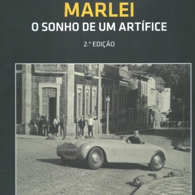 Capa de livro com título MARLEI O SONHO DE UM ARTÍFICE e foto a preto e branco de carro clássico numa rua