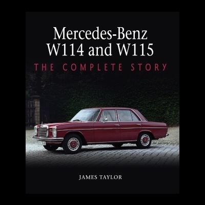 Capa de livro com carro clássico Mercedes-Benz vermelho e texto do título e autor