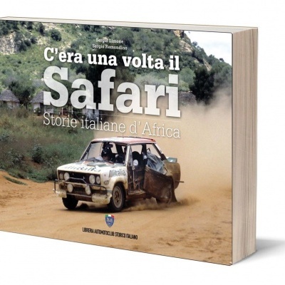 Capa do livro 'C'era una volta il Safari Storie italiane d'Africa' com carro antigo em estrada de terra