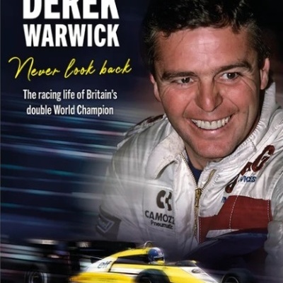 Retrato de piloto de corrida com texto promocional e carro de Fórmula Renault amarelo e azul