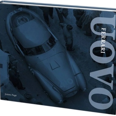Capa de livro azul com foto de carro clássico e texto Ferrari Louvo