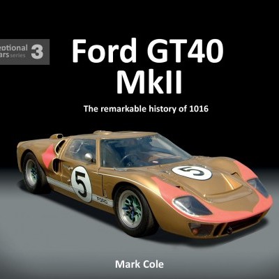 Capa de livro com carro Ford GT40 MkII dourado com número 5 em círculo branco.