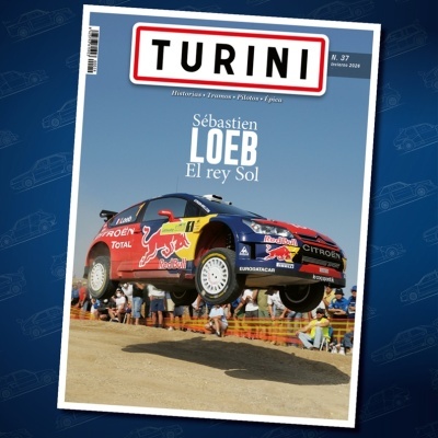 Carro de rali Citroën azul e vermelho suspenso no ar em corrida, capa de revista TURINI