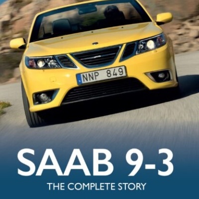 Capa de livro com carro amarelo Saab 9-3 e texto