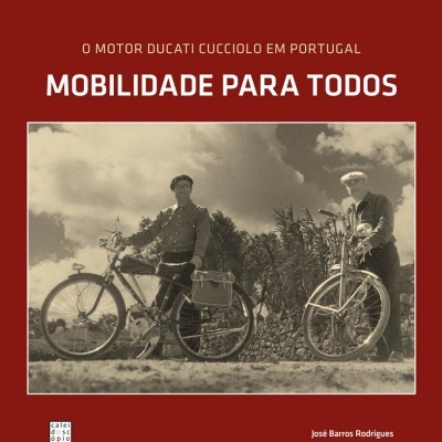 Capa de livro com fotografia a preto e branco de dois homens com bicicletas motorizadas antigas