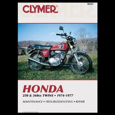 Motocicleta Honda clássica vermelha com detalhes cromados e assento preto em ambiente campestre