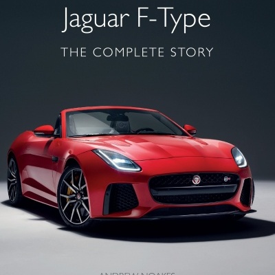 Livro com um carro desportivo Jaguar F-Type vermelho em fundo cinza escuro