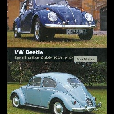 Dois carros VW Beetle clássicos em relva com texto sobreposto