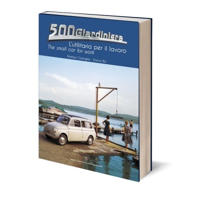 Capa de livro com um carro Fiat 500 Giardiniera branco e pessoas junto a um cais