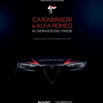 Capa de livro com texto e frente de carro Alfa Romeo Carabinieri
