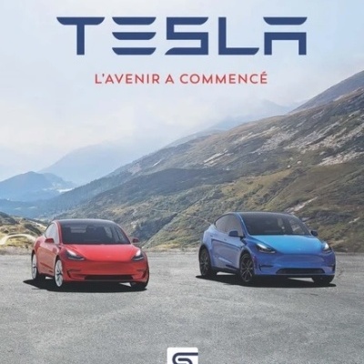 Dois carros Tesla em montagem com montanhas e texto promocional