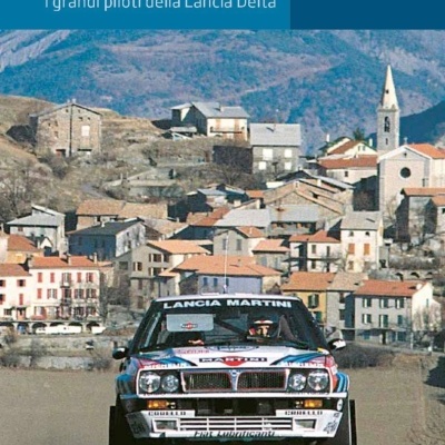 Capa de livro com carro de rali Lancia Martini frente a vila
