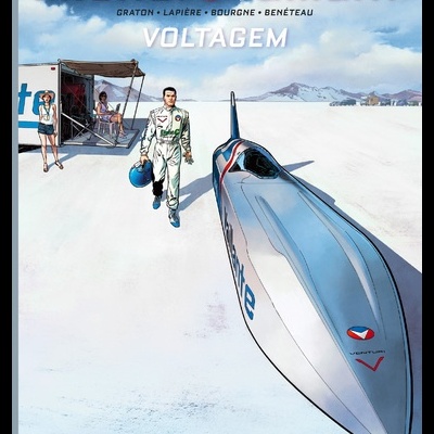 Capa da banda desenhada Michel Vaillant VOLTAGEM com homem ao lado de veículo aerodinâmico prateado